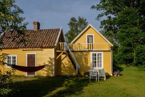 Hyr denna stuga i Ljugarn på 80 m². 6-8 sängplatser. 12 000 - 14 000 kr per vecka. Se bilder och tillgänglighet här.