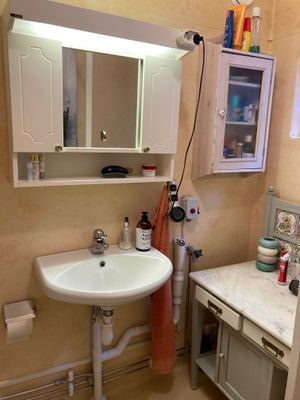 badrummet med dusch i huset