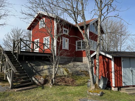 Hyr denna stuga i Rödlöga på 140 m². 6-8 sängplatser. 14 000 - 22 000 kr per vecka. Se bilder och tillgänglighet här.