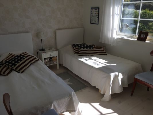 Sovrum 2, markplan, två 90-sängar som kan ställas ihop till dubbelsäng vid behov