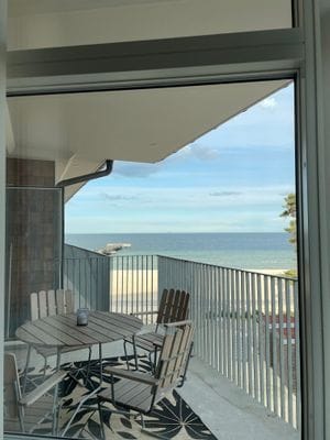 Lyxigt boende med havsutsikt vid fin sandstrand.