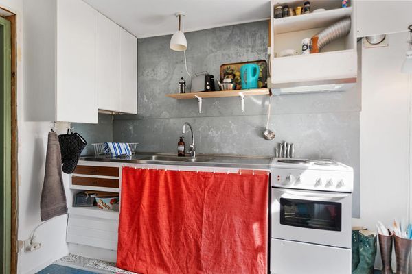 Hyr denna stuga i Norrtälje på 61 m². 2-4 sängplatser. 2 000 - 5 000 kr per vecka. Se bilder och tillgänglighet här.