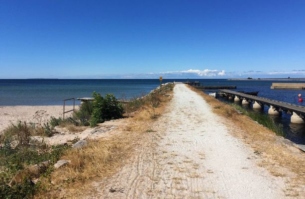 Promenad till badstrand och pir ca 800 m