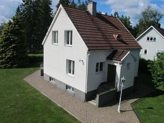 Hyr denna stuga i Älmhult på 95 m². 7 sängplatser. 6 500 - 10 000 kr per vecka. Se bilder och tillgänglighet här.
