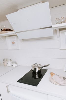 Charmigt rött svenskt hus i skogen - Bild 16