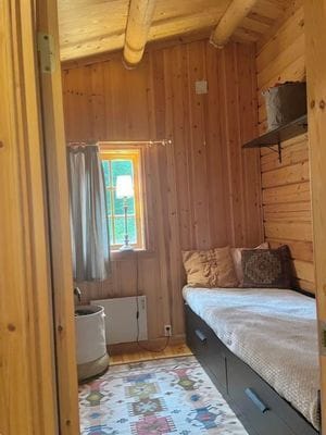Timrad stuga i skog- och fjällmiljö - Bild 6
