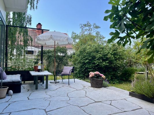 Villa i Visby med lummig trädgård - Bild 20