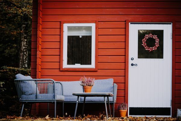 Charmigt rött svenskt hus i skogen - Bild 13