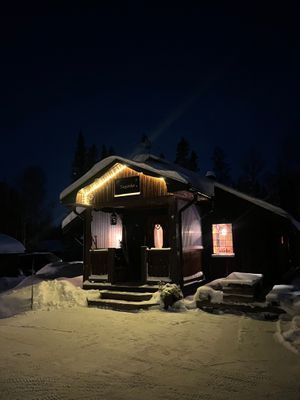 Mysig fjällstuga i Grövelsjön med murad eldstad