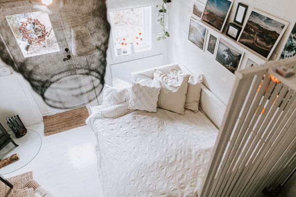 Charmigt rött svenskt hus i skogen - Bild 7