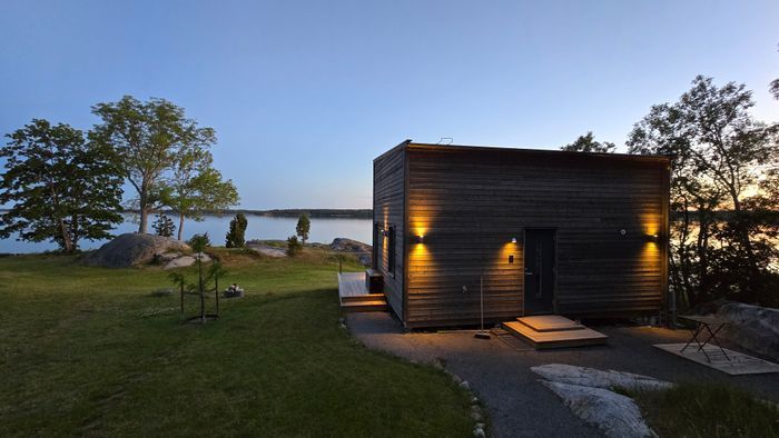 Modern stuga med egen sandstrand och lugnt läge - Bild 24