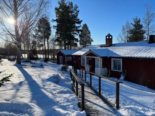 Hyr denna stuga i  på 78 m². 6-8 sängplatser. Pris ej tillgängligt. Se bilder och tillgänglighet här.