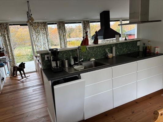 Nyrenoverad stuga med två badrum - Bild 8