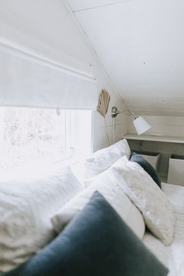 Charmigt rött svenskt hus i skogen - Bild 37
