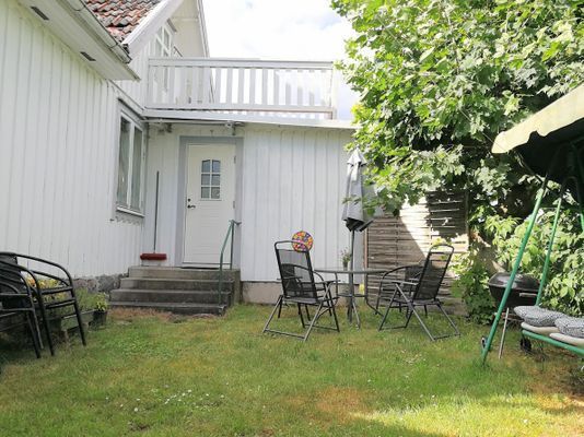 Hyr denna stuga i  på 110 m². 6 sängplatser. 6 200 - 6 600 kr per vecka. Se bilder och tillgänglighet här.