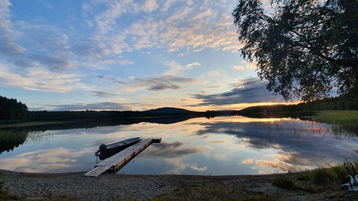 Stuga med sjöutsikt, bad, vandringsleder & fiske i - Bild 15