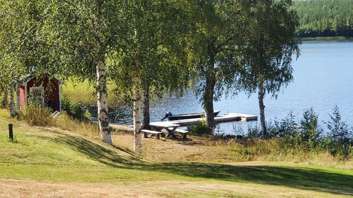 Stuga med sjöutsikt, bad, vandringsleder & fiske i - Bild 13
