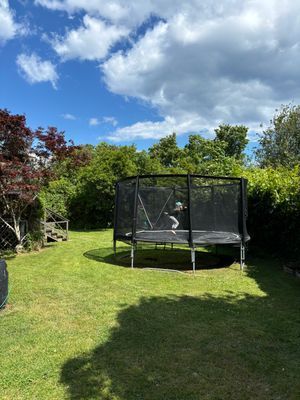 På baksidan (hyresvärdens del av trädgård) finns en trampolin/studsmatta för era barn att hoppa i