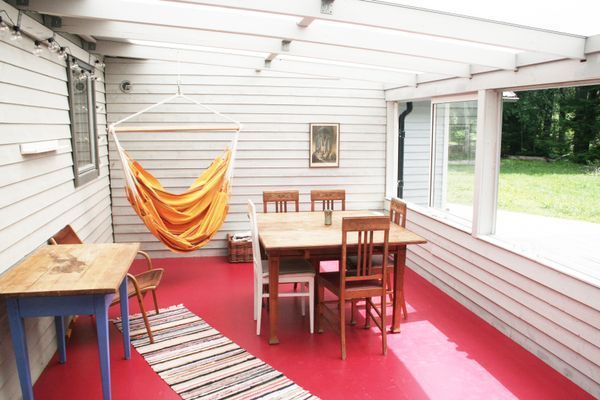 Hyr denna stuga i  på 70 m². 7-11 sängplatser. 6 500 - 15 000 kr per vecka. Se bilder och tillgänglighet här.