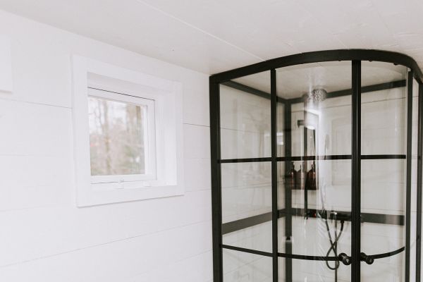 Charmigt rött svenskt hus i skogen - Bild 32