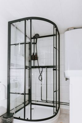 Charmigt rött svenskt hus i skogen - Bild 30