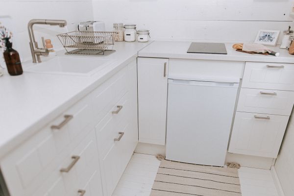 Charmigt rött svenskt hus i skogen - Bild 28