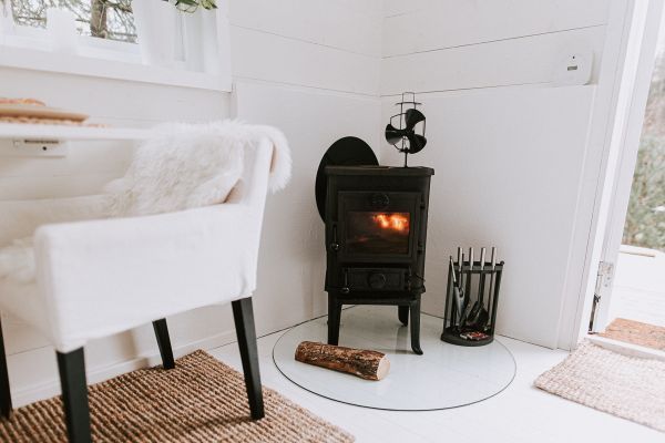 Charmigt rött svenskt hus i skogen - Bild 54