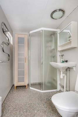 Hyr denna stuga i Örnsköldsvik på 40 m². 2-4 sängplatser. 5 000 - 6 000 kr per vecka. Se bilder och tillgänglighet här.