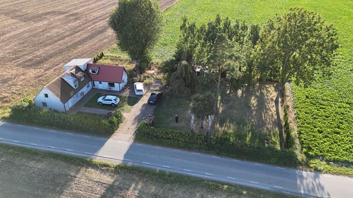 Hyr denna stuga i  på 145 m². 8-12 sängplatser. 6 000 - 8 000 kr per vecka. Se bilder och tillgänglighet här.