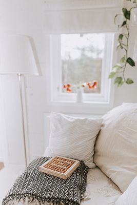 Charmigt rött svenskt hus i skogen - Bild 63