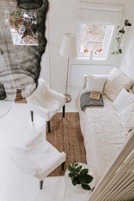 Charmigt rött svenskt hus i skogen - Bild 68