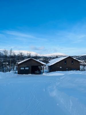 Hyr denna stuga i Tänndalen på 130 m². 8-10 sängplatser. 15 000 - 20 000 kr per vecka. Se bilder och tillgänglighet här.