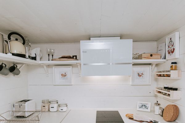 Charmigt rött svenskt hus i skogen - Bild 26