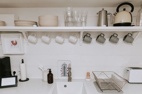 Charmigt rött svenskt hus i skogen - Bild 27