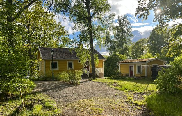 Hyr denna stuga i Mariefred på 72 m². 6-7 sängplatser. 9 000 - 14 500 kr per vecka. Se bilder och tillgänglighet här.