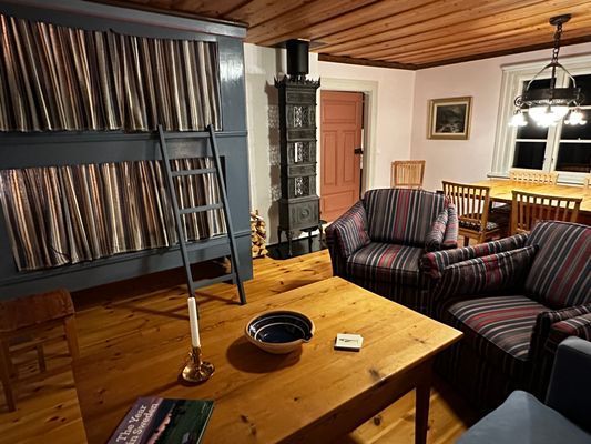 Harsa 12 km. Järvsöbacken 5 km. Kamin. Diskmaskin.