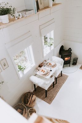 Charmigt rött svenskt hus i skogen - Bild 70
