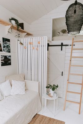 Charmigt rött svenskt hus i skogen - Bild 75