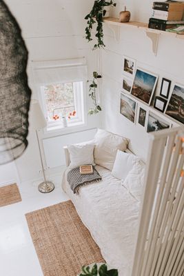 Charmigt rött svenskt hus i skogen - Bild 62