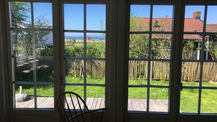 Utsikt genom terassdörrarna från vardagsrummet