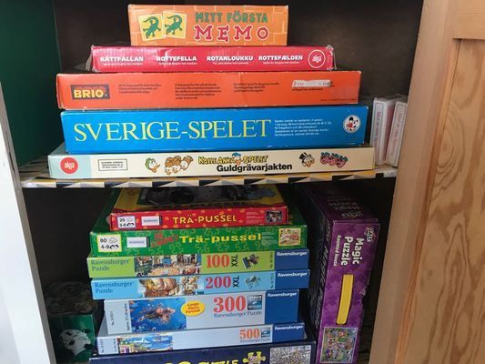 I stugan finns diverse spel, pussel, spelkort, böcker samt en massa Kalle Anka