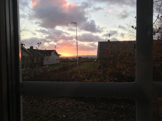 Utsikt från vardagsrummet, solnedgång i november