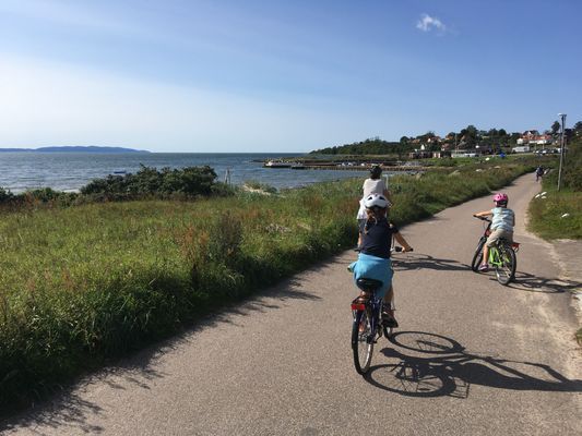 Bra cykelväg till Ängelholm, 14km, längs kusten. Kullen i bakgrunden