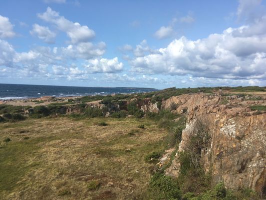 Dagshög stenbrott, ca 15km längs kusten mot Torekov. I bakgrunden syns Hallands Väderö