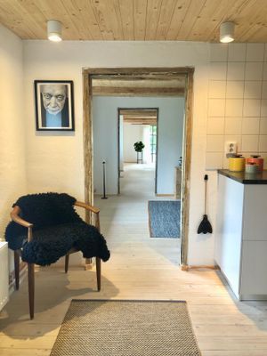 Varsamt renoverad tegellänga i liten kyrkby - Bild 13