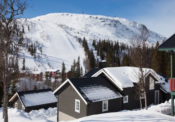 Hyr denna stuga i Vemdalen på 158 m². 12 sängplatser. 19 500 - 45 000 kr per vecka. Se bilder och tillgänglighet här.