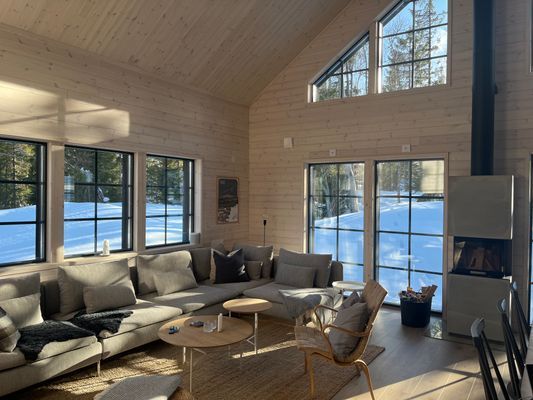 Hyr denna stuga i  på 130 m². 10 sängplatser. 8 500 - 25 000 kr per vecka. Se bilder och tillgänglighet här.