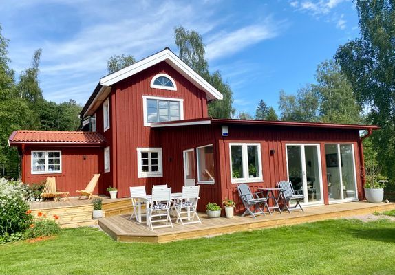Hyr denna stuga i Leksand på 110 m². 4-6 sängplatser. Från 9 500 kr per vecka. Se bilder och tillgänglighet här.