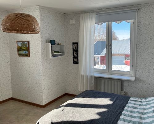 Stort sovrum på övervåningen.