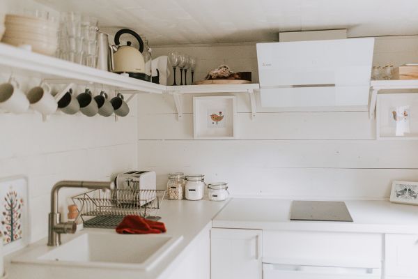 Charmigt rött svenskt hus i skogen - Bild 25